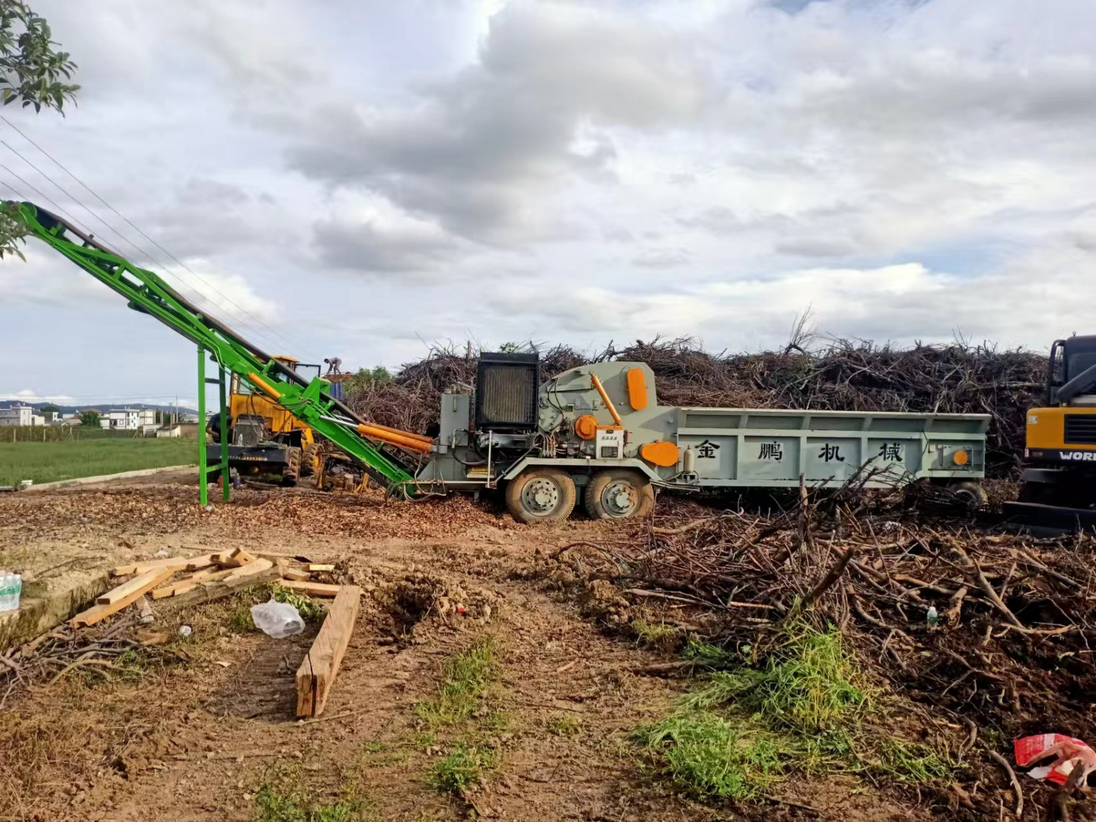 JP1300 Horizontal Grinder Diesel Drive Mobile Wood Waste Processing Site