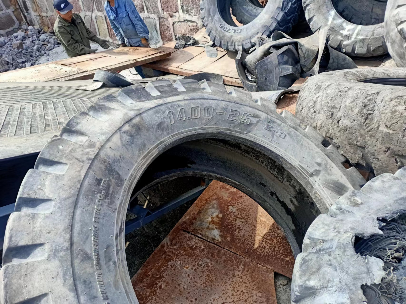 Waste Tire Shredding Solution with Double Shaft Shredders